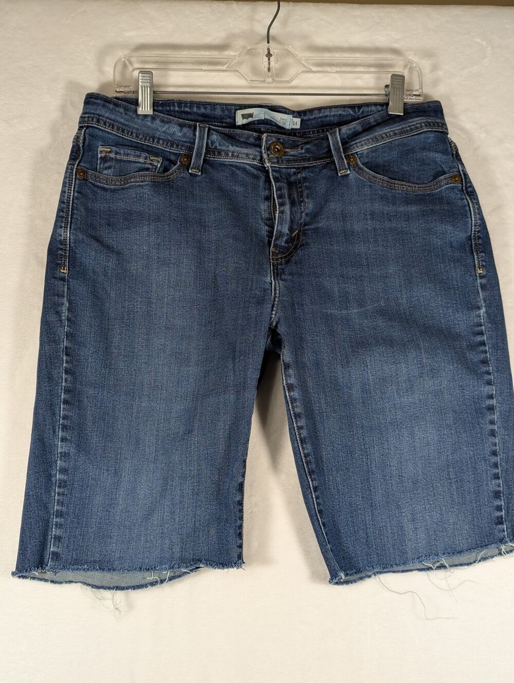 Levi s Curvy Shorts Sz14 Style525 W33"Hips40 "Ins11"Rise 9.5"Cut off
